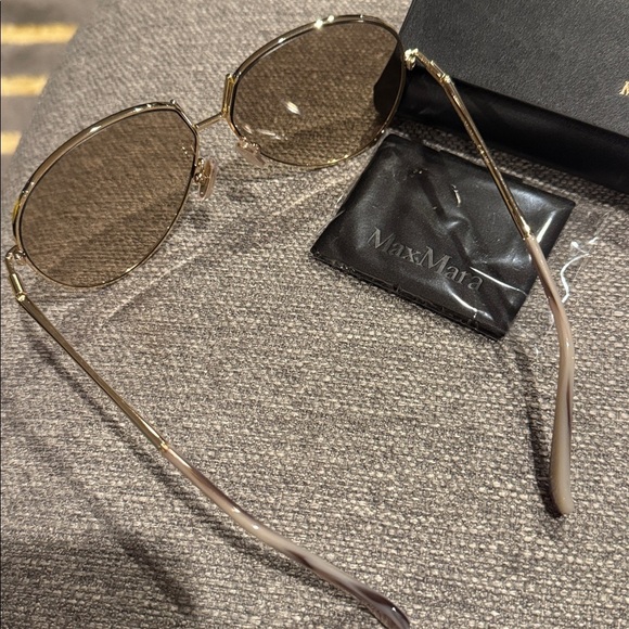 MaxMara pilot sunglasses with gold aviator frame. Case & cleaning cloth.